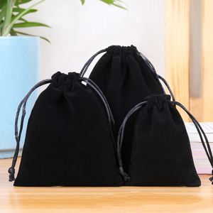 Sac à cordon en velours gris personnalisé avec logo OEM, pour bijoux et parfums, pochette cadeau en velours pour bijoux - Product Image 1