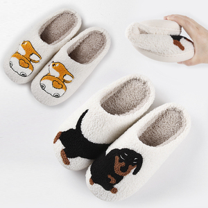 Pantoufles unisexes en lin doux et rembourré avec imprimé Teckel, idéales pour la maison, cadeau personnalisé pour femme, parfaites pour l'été - Product Image 1