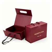Boîte cadeau en papier noir mat personnalisée avec fermeture magnétique pour vêtements, poignée en ruban, emballage rectangulaire pliable pour vêtements