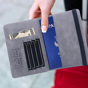 Portefeuille pour hommes en cuir PU avec couverture de passeport Portefeuille de voyage personnalisé avec porte-cartes Fente pour billets Porte-passeport bloquant la RFID pour hommes - Product Image 4