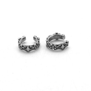 Pendientes de moda de plata tibetana con forma de corona de acero de titanio yunnique para cartílago de la oreja - Product Image 3