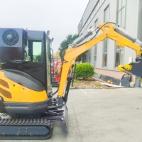 Mini-excavatrice pour le creusement de tranchées et l'installation de câbles sur les trottoirs