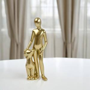 Sculpture personnalisée en résine dorée pour animaux de compagnie, figurine émotionnelle d'amour, chien et humain enlacés, vente en gros - Product Image 6