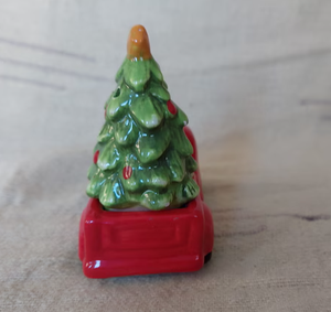Salière et poivrière en céramique Figural Peint à la main Rouge Pick up Truck Sapin de Noël Poivrière - Product Image 3