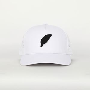 Casquette de golf personnalisée à 5 panneaux en polyester blanc perforée au laser, casquette de baseball imperméable pour homme avec logo en PVC - Product Image 2