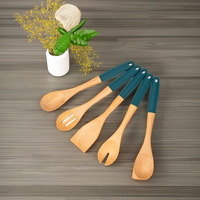 Ensemble de louche de cuisson en bois naturel avec logo personnalisé avec poignée en silicone antiadhésif cuillères ensemble d'outils de table