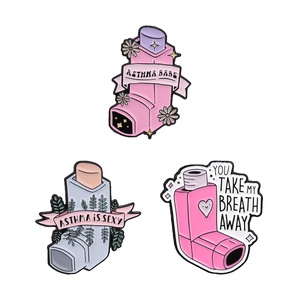 Romantische Rosa Asthma-Ihre-Atem-Entferner-Brosche: „Du Errechen Deinen Atem Weg“ – Lustige Emaille-Anstecknadel für Rucksack und Revers, Schmuckgeschenke - Product Image 1