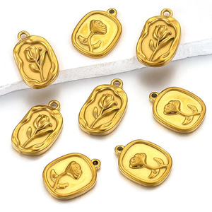 จี้ห้อยคอรูปดอกกุหลาบวินเทจลายนูน |   สแตนเลสสตีลเคลือบทอง 18K PVD สำหรับทำเครื่องประดับ |   กันน้ำ ป้องกันการแพ้ และไม่ซีดจาง - Product Image 1