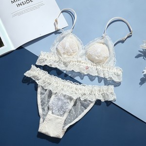 Nueva llegada: Conjunto de sujetador femenino dulce y adorable con lencería francesa, bordado de mariposas en encaje y diseño de copa triangular. - Product Image 2
