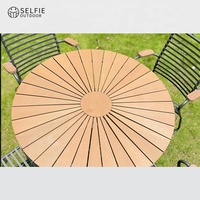 Ensemble table et chaises de salle à manger modernes en plastique, bois et aluminium pour terrasses extérieures, cuisines, villas, écoles, salons et cours.