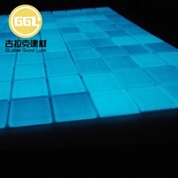 Mosaïque de verre bleu brillant brillant dans l'obscurité de la piscine
