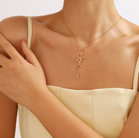 Collier personnalisé avec lettres de couleur saisonnière pour femme, collier avec fleur du mois de naissance, collier avec nom floral, cadeau