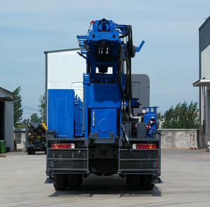 Máquina Perforadora de Pozos de Agua Montada en Camión, Equipo Industrial Azul y Blanco para Operaciones en el Desierto - Product Image 2