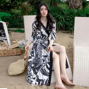 女性のエレガントなビーチは夏の太陽のドレスを着ていますブラックマキシプラスサイズのビーチラップドレスロングローブデプラージュセクシー