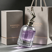 Flacon de parfum sculptural de luxe avec pulvérisateur à pompe, design estampé et gravé or, logo personnalisé, corps en verre transparent