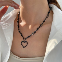 Venta al por mayor negro corazón colgante collares para mujeres Hip Hop joyería Collar personalizado espina que fluye oscuro pareja corazón colgante