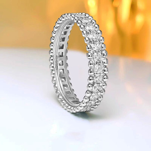 Anillo decorativo minimalista brillante con circonita incrustada, delicado y elegante adorno para el dedo para mujer, para uso diario. - Product Image 1