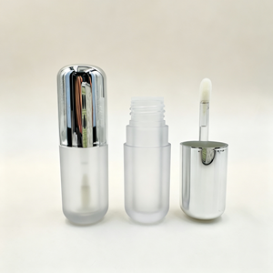 Tube de gloss à lèvres vide en plastique dépoli avec bouchon argenté électroplaqué et applicateur – Emballage cosmétique personnalisable - Product Image 1