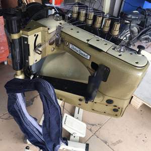 Máquina de coser <span class=keywords><strong>industrial</strong></span> <span class=keywords><strong>Overlock</strong></span> Usada Unlon Spaclal 35800 para material grueso, con abrazadera enterrada y alimentación de material denim por el brazo. - Product Image 3