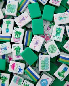 Juego de Mahjong de Lujo Jasmine, Fichas Acrílicas Verdes de Cuatro Capas Personalizadas para Mahjong Americano, Entretenimiento para Amigos y Fiestas, Venta al por Menor - Product Image 1