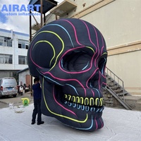 Tête de crâne gonflable d'Halloween avec des lignes imprimées colorées, décoration de scène en forme de tête de squelette gonflable pour festival de musique