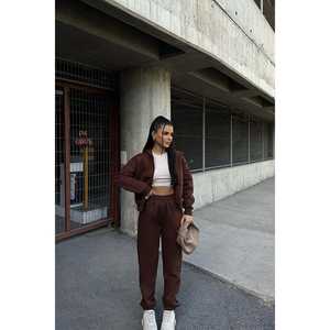 Traje Deportivo Elegante con Detalle de Cremallera Marrón - Product Image 3