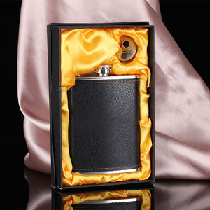 Ensemble cadeau personnalisé de flacon à liqueur en acier inoxydable de 8 oz avec enveloppe en cuir et entonnoir - Product Image 2