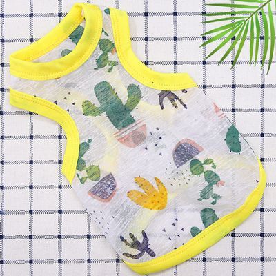 Camiseta sin mangas con múltiples adornos amarillos con estampado de cactus.
