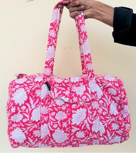 Sac de voyage matelassé en coton de luxe fait main grande capacité avec fermeture éclair pour femme, réutilisable pour la plage et les séjours d'une nuit - Product Image 6