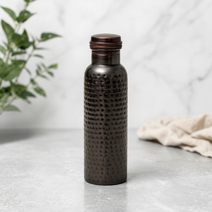 Bouteille d'eau en cuivre martelé de qualité supérieure, fabriquée à partir de cuivre pur de haute qualité avec une finition antique élégante et texturée. - Product Image 1