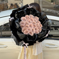 Vente en gros de 36 feuilles de film d'emballage pour fleurs imperméable et pliable de 44x56 cm pour l'emballage de bouquets de roses fraîches