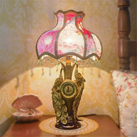Lampe de table européenne ornée de sequins à imprimé floral avec base paon, horloge à pampilles en cristal rose pour chambre et salon