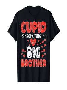 T-shirt da uomo a maniche corte in 100% cotone, vestibilità regolare, stampa frontale - Cupido che promuove il mio fratello maggiore, San Valentino, gravidanza - Product Image 1