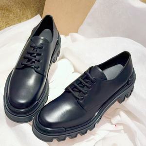 Chaussures décontractées de luxe sur mesure pour hommes, en cuir de haute qualité, à semelle épaisse et rouge, idéales pour le bureau, les fêtes et les mariages - Product Image 1