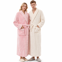 Peignoir épais en polaire corail avec col châle, détails gaufrés, manches longues et poches latérales – Vêtement de bain et d'intérieur – Vente en gros