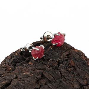 Pendientes de cristal de rubí natural en bruto para mujer, con engaste de garra rosa, para uso diario - Product Image 2