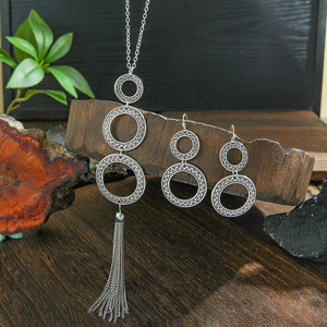 Parure de bijoux Bohème : Collier et boucles d'oreilles en alliage plaqué argent antique avec pompons – Parure de bijoux de mode pour femme pour les soirées - Product Image 1