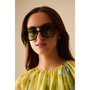 Occhiali da sole con montatura nera e lenti verdi - Product Image 1