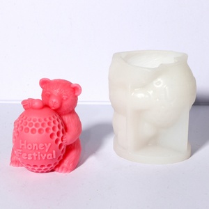 Molde de silicona 3D de abrazo de oso panal de abeja para velas - Molde reutilizable y antiadherente para hacer velas de cera de abeja/pilar DIY - Product Image 1