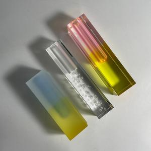 Vase en acrylique transparent élégant et compact, style nordique, vase décoratif de table pour la maison, centre de table pour événements - Product Image 3