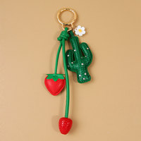 Porte-clés en cuir fait main avec cactus vert et fraise rouge, accessoire de sac mignon avec anneau doré, cadeau idéal pour les amateurs de plantes et de fruits