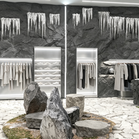 Vitrines de boutique modernes sur mesure, en acier inoxydable, pour l'aménagement intérieur de magasins de vêtements.