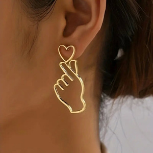 Orecchini a perno a forma di cuore cavo per donna, gioielli creativi di tendenza - Product Image 1