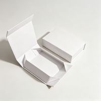 Boîte cadeau en carton rigide magnétique avec logo personnalisé, finition vernie et gaufrée, matériaux recyclés, forme carrée pour portefeuilles, photos