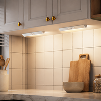 Éclairage LED moderne pour armoires avec détecteur de mouvement, installation encastrée, commande tactile pour cuisine et usage domestique