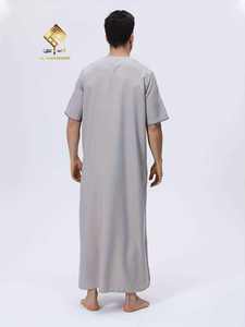 Al Haramain Thobe gris en coton pour homme, à manches courtes, col rond, coupe ample, longueur au sol, style Moyen-Orient, robe de prière modeste - Product Image 2
