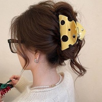 Pince à cheveux créative Qianjin Fashion en forme de triangle avec bouton décoratif, pince crabe en plastique durable, pince à cheveux originale