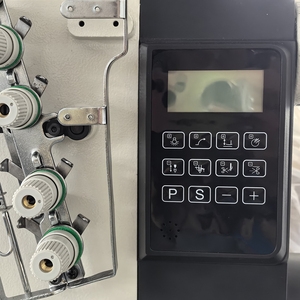Machine à coudre interlock à 3 aiguilles et 5 fils à entraînement direct DT 500-01CB/EUT/DT avec coupe-fil électronique automatique et moteur - Product Image 3