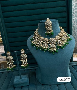 Conjunto de gargantilla nupcial Kundan verde esmeralda premium con motivos florales artísticos y un elegante diseño tradicional estilo Rajasthani - Product Image 1