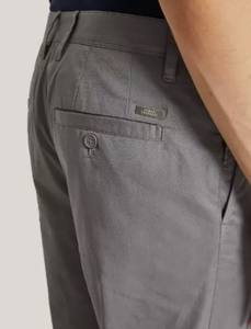 กางเกงชิโน่ผู้ชาย น้ำหนักเบา สไตล์ลำลอง ทรงคลาสสิก ทรงปกติ เอวต่ำ ทรงตรง ลายเรียบ ผ้าฝ้าย 100% ฟอกสีแบบ Stone Washed บริการ OEM - Product Image 3